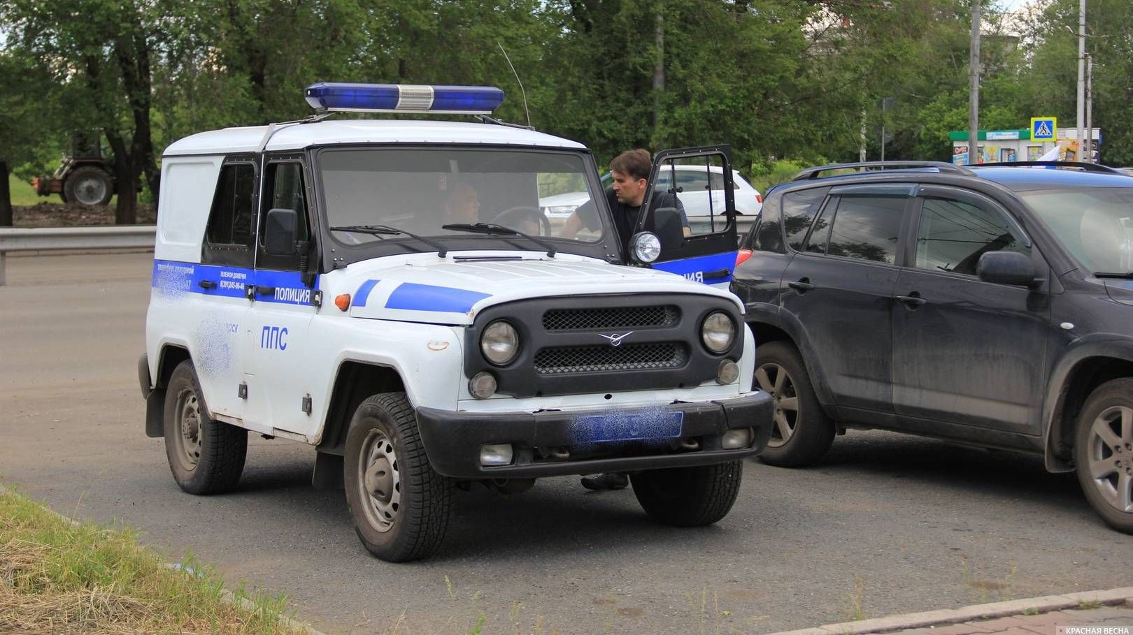 Полицейский патруль на выезде, служебный УАЗ