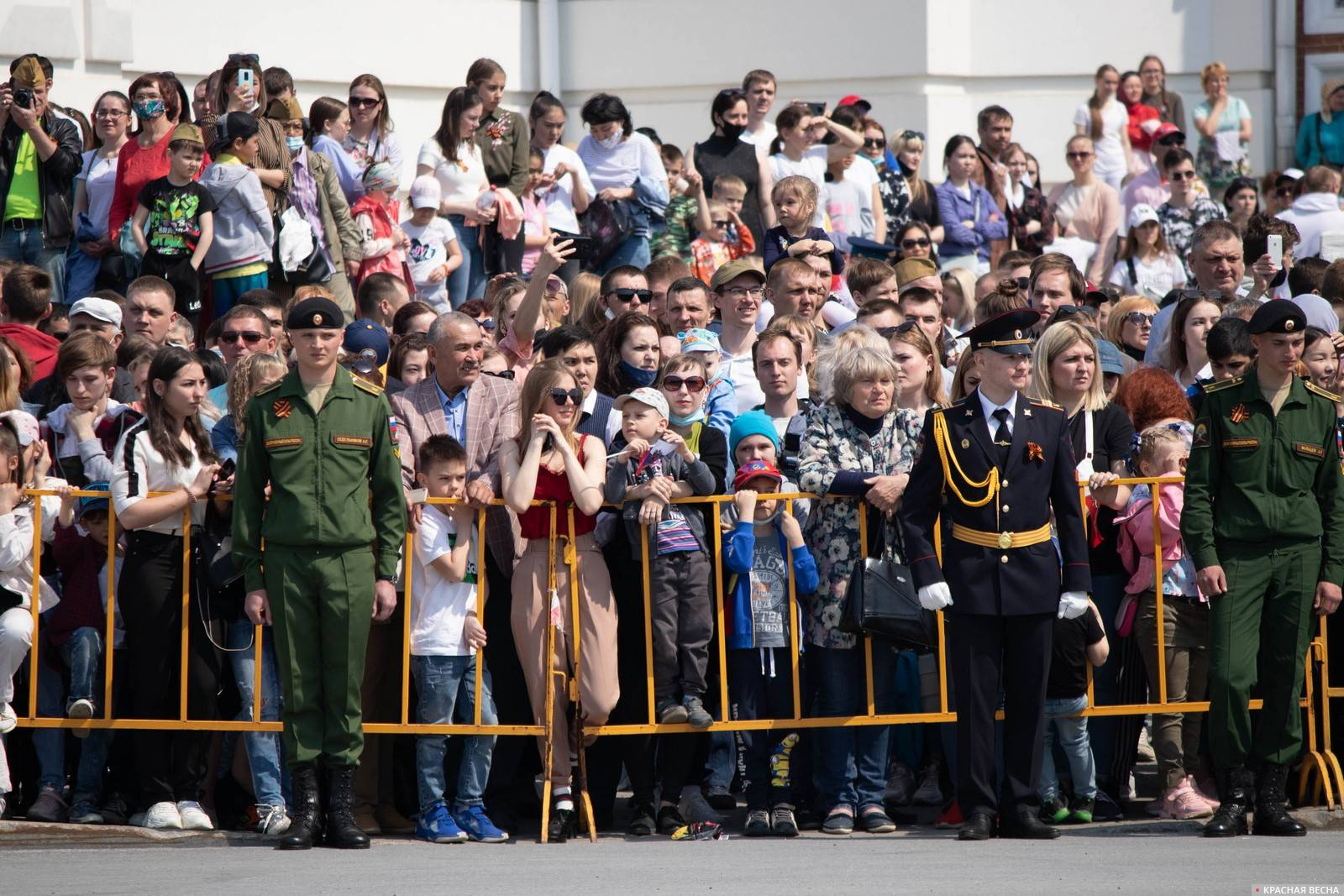 Зрители в основном без масок. Омск. 09.05.2021