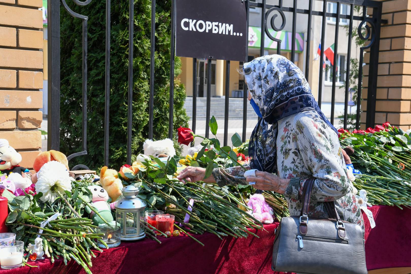 Мемориал у школы в Казани, где произошла трагедия