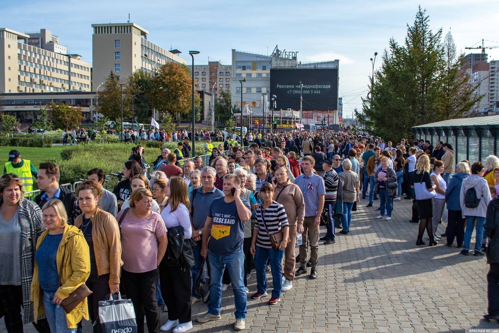 Очередь у входа на митинг в поддержку референдумов в Донбассе и на освобожденных территориях Украины. Пермь, 23 сентября 2022 г.