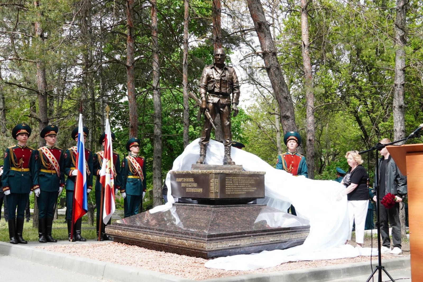 Памятник первому командиру ростовского СОБРа Вячеславу Мартынюку