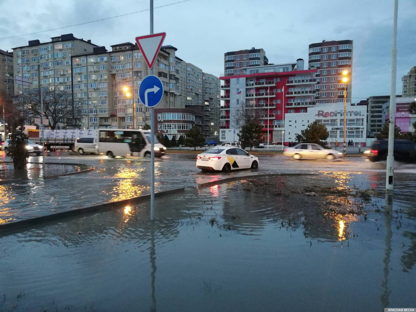 Выезд из жилого массива на трассу