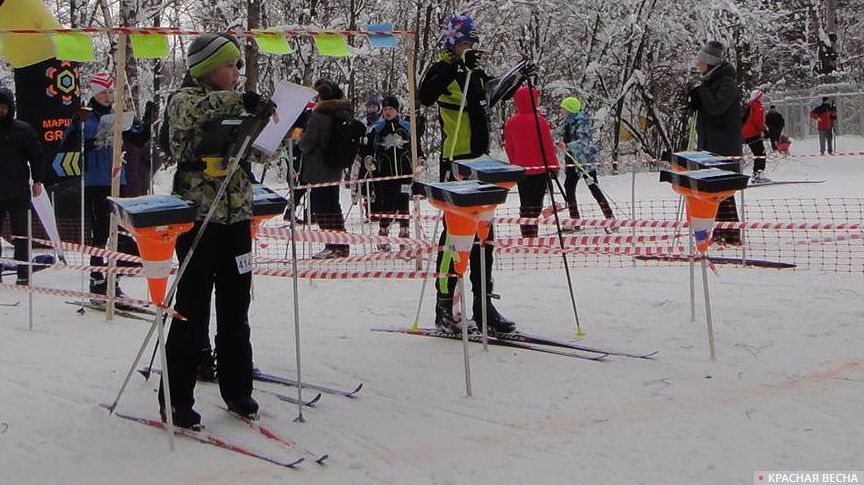 Сначала построение нитки маршрута, потом - начало движения. На старте Чемпионата и Первенства Москвы по спортивному ориентированию, лыжная гонка-спринт