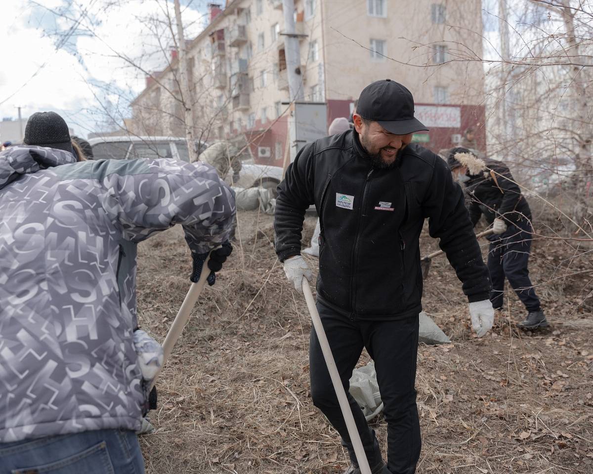 Глава Якутска Евгений Григорьев на субботнике