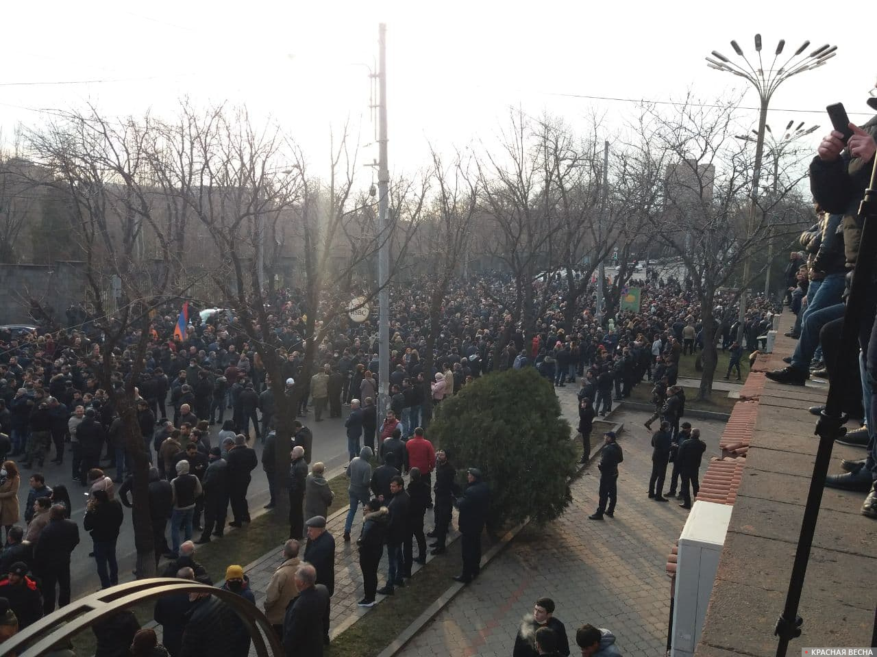 Противники Никола Пашиняна перед зданием парламента Армении. 25.02.2021.