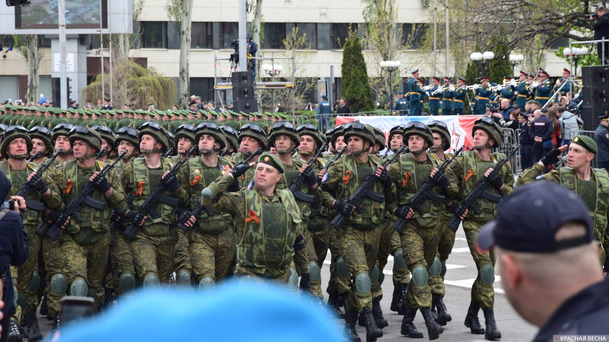 Военнослужащие на торжественном марше