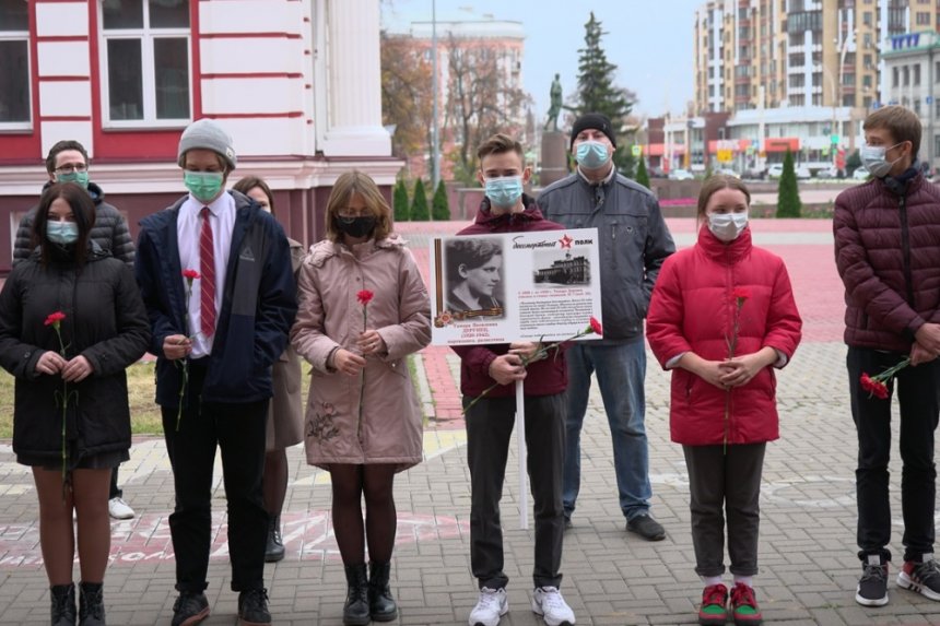 Школьники почтили память Тамары Дерунец.