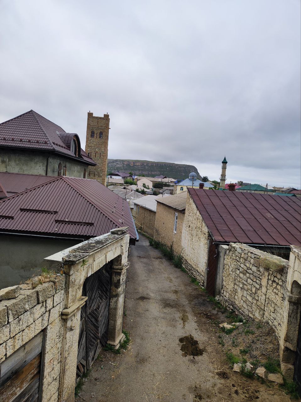 Село Хунзах — древняя столица Аварского ханства. В XIX веке во время Кавказских войн аул не раз переходил из рук в руки:  был то резиденцией Хаджи Мурата, то укрепленным  местом дислокации царских войск