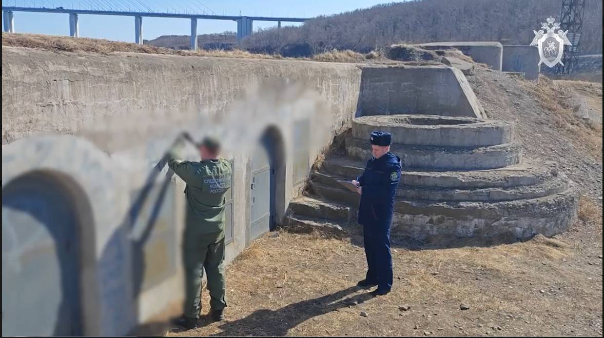 Сотрудники СК у места преступления вандалов на о.Русский