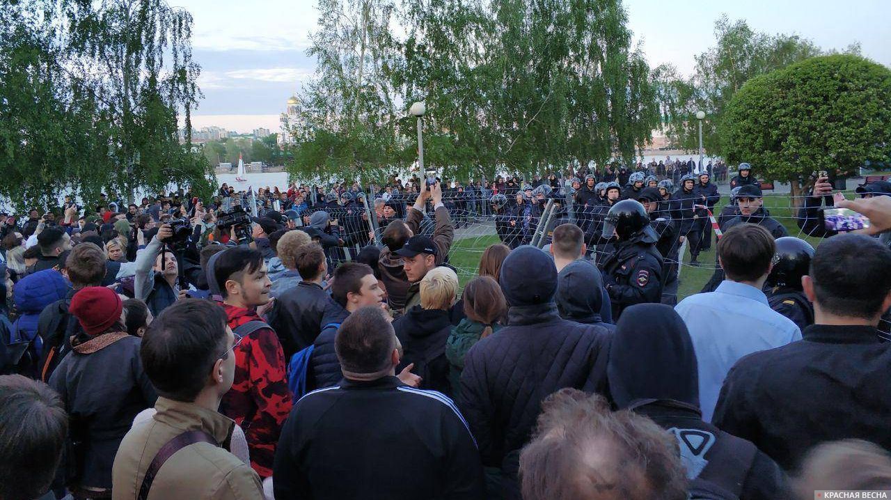 Протест на Октябрьской площади в Екатеринбурге