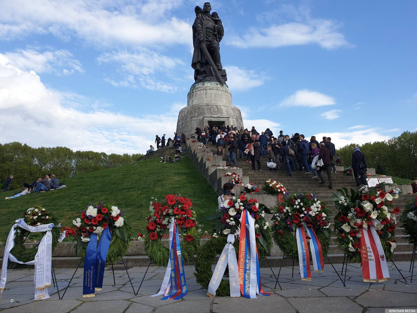 Берлин. Очередь на возложение цветов у Памятника Неизвестного Солдата (Тони Зиверт © ИА Красная Весна)