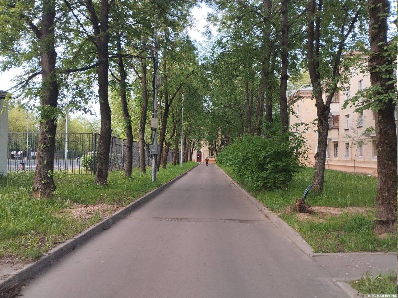 Восточный район ВАО города Москвы, слева виден стадион белой школы (№ 1748)