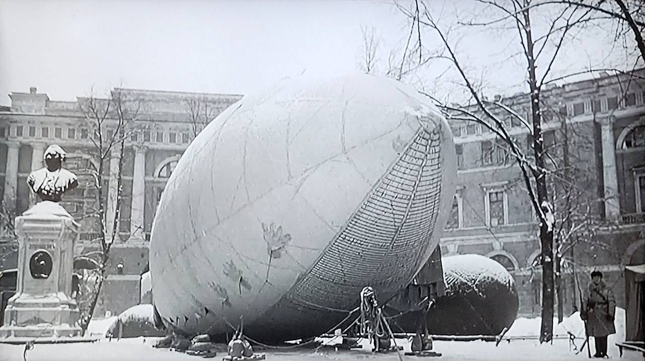 Аэростат воздушного заграждения. Ленинград, 1942 г.