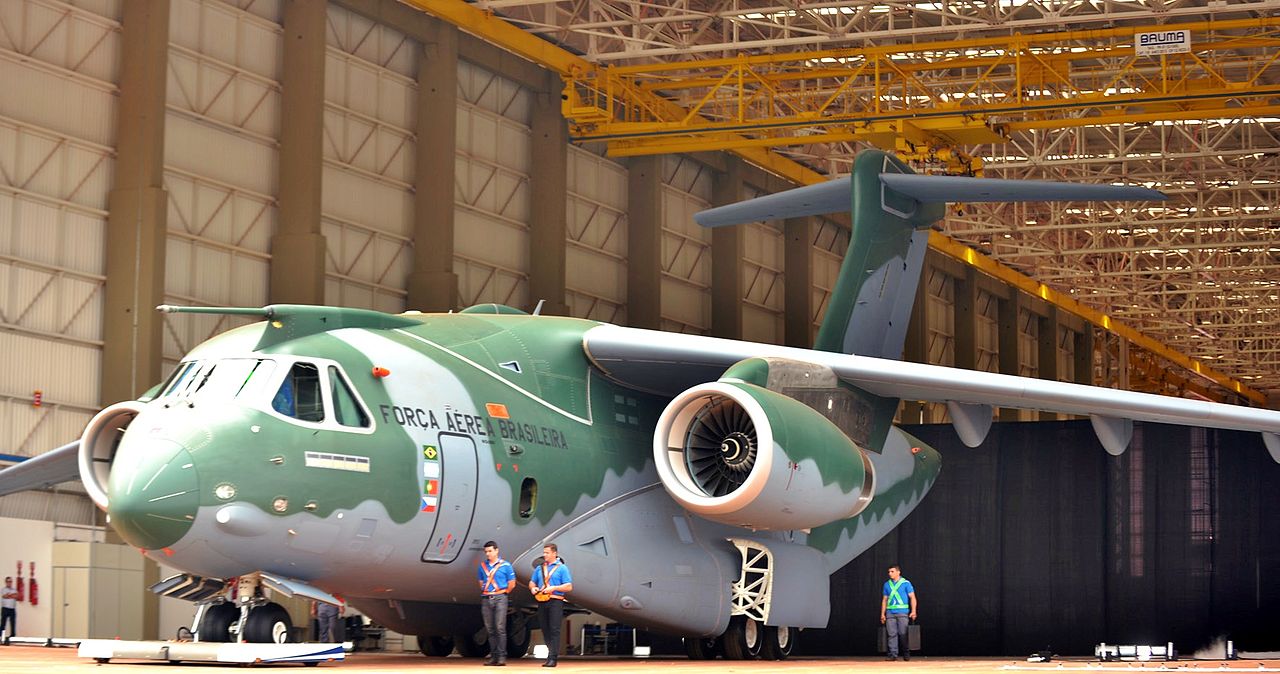 Первый прототип самолета KC-390