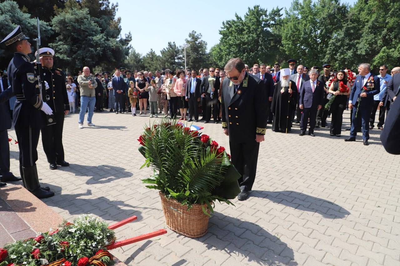 Возложение цветов на Волгоградском мемориальном кладбище Ташкента