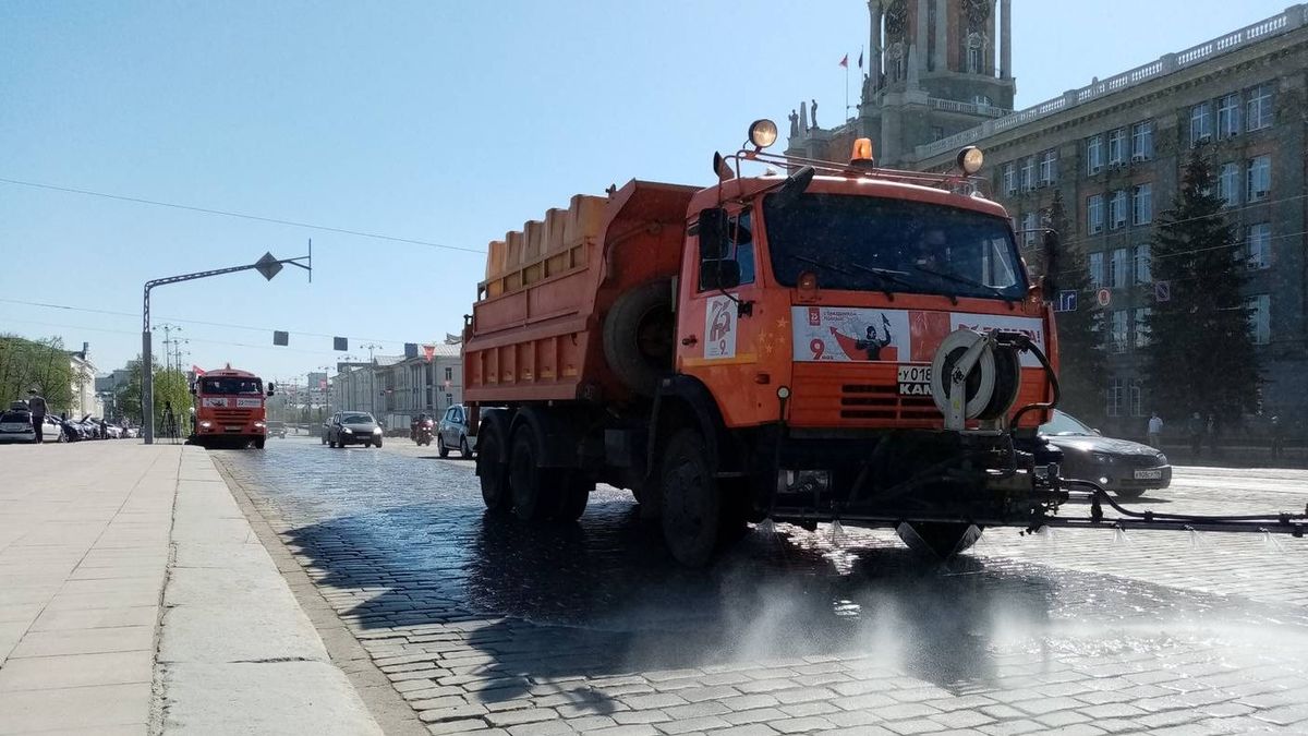 Поливальная машина в центре Екатеринбурга