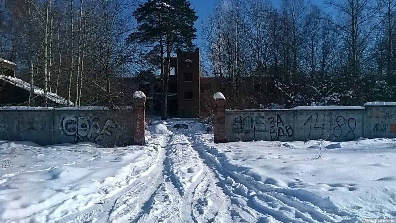 Недостроенная гостиница на территории бывшего военного городка. Калуга