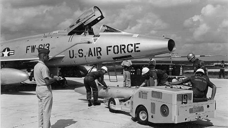 Атомная бомба Mark 28 перевозится на F-100 на Окинаве