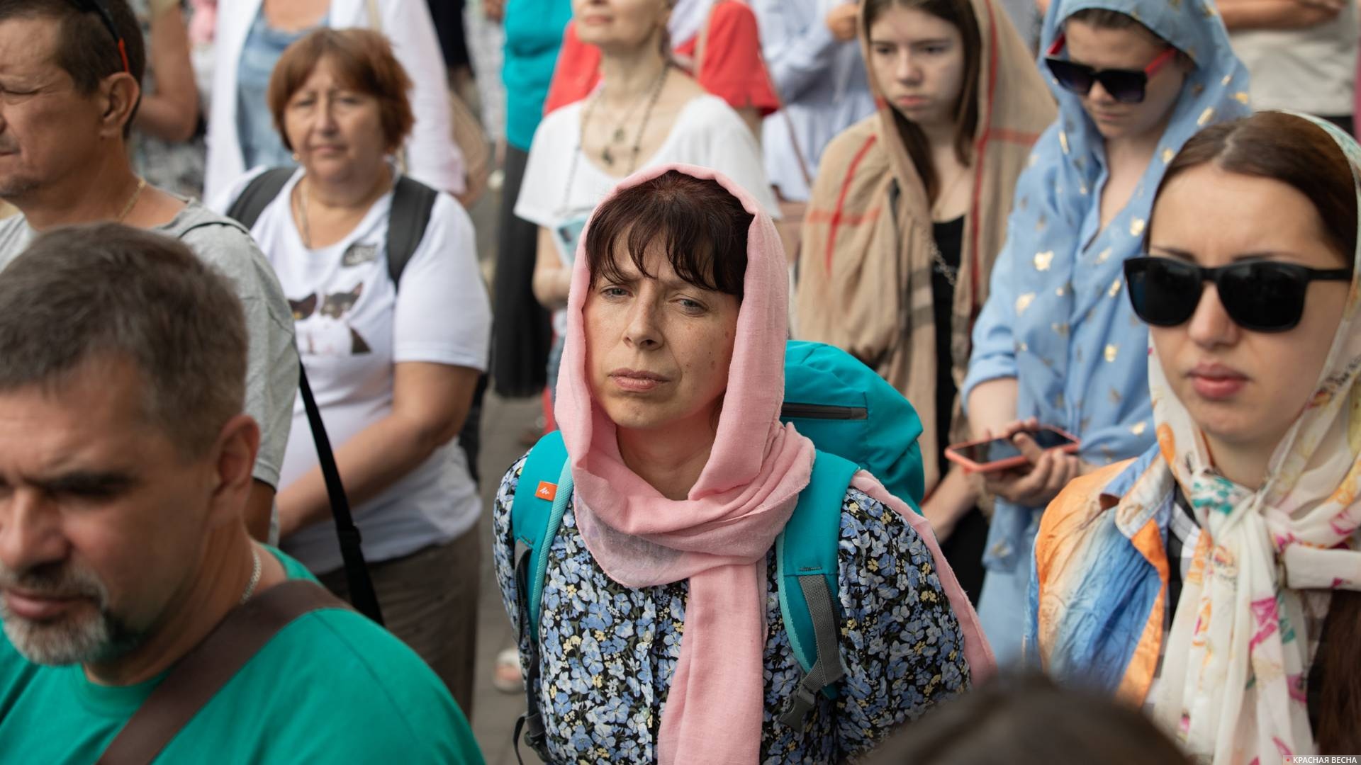 Прихожане Новороссийска, собравшиеся напротив храма Святых Петра и Февронии Муромских Чудотворцев, в ожидании начала Божественной литургии