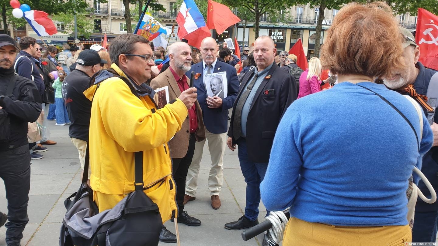  Провокация проукраинской активистки перед началом шествия 