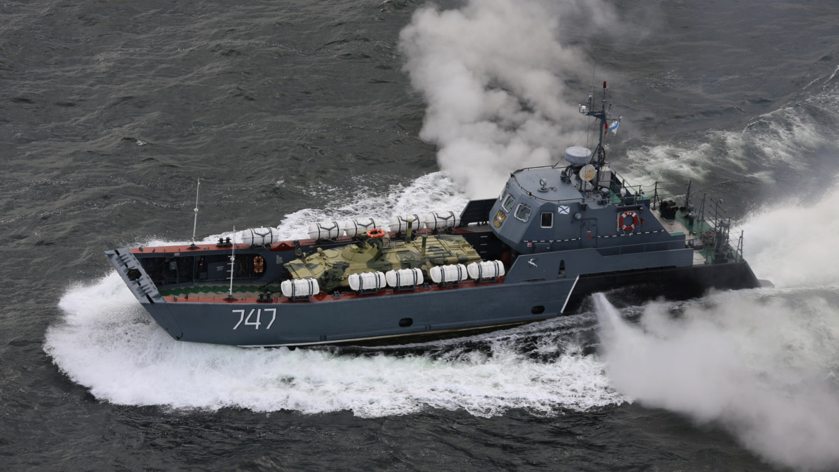 Быстроходные катера Балтийского флота отработали высадку морского десанта