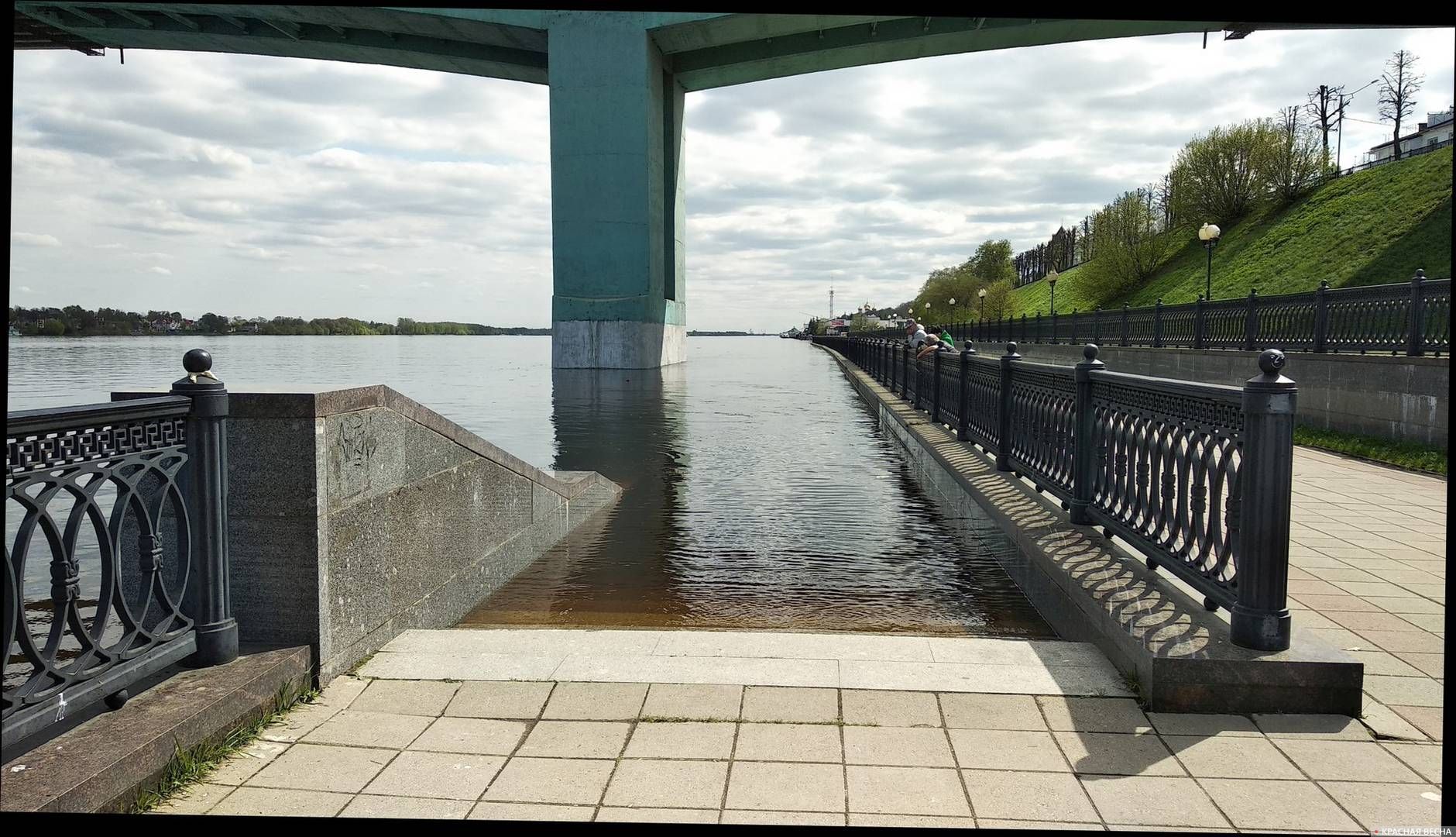 Под Октябрьским мостом.