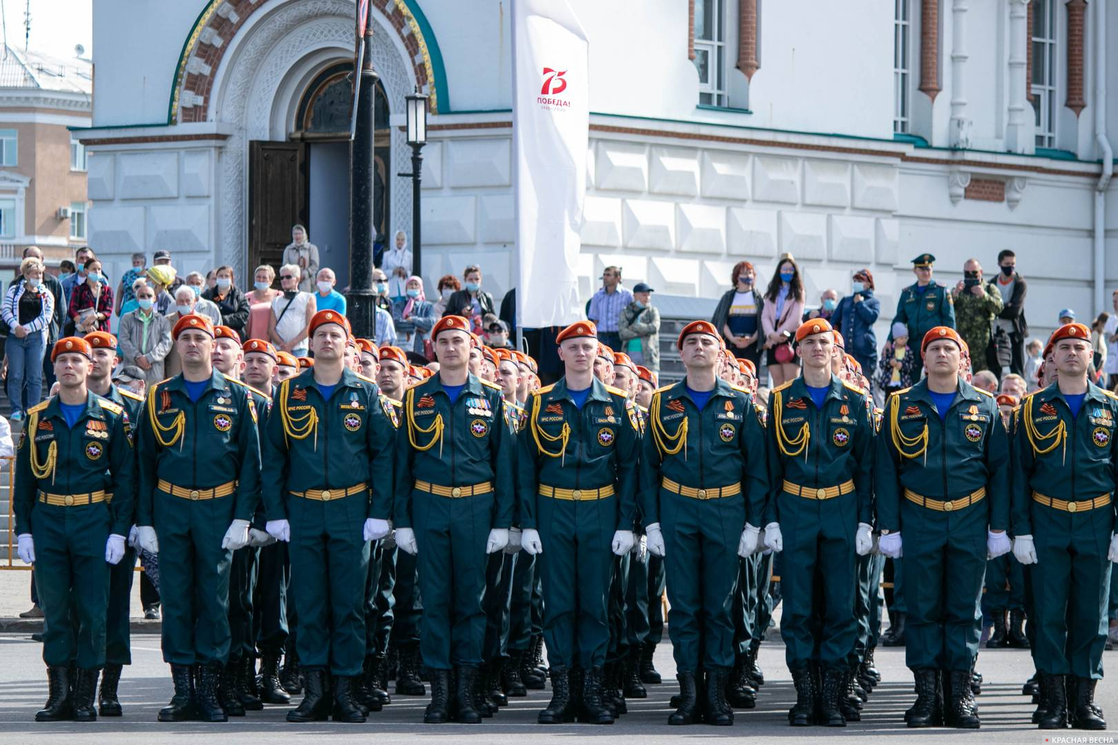 Перед началом парада Победы на Соборной площади. Омск