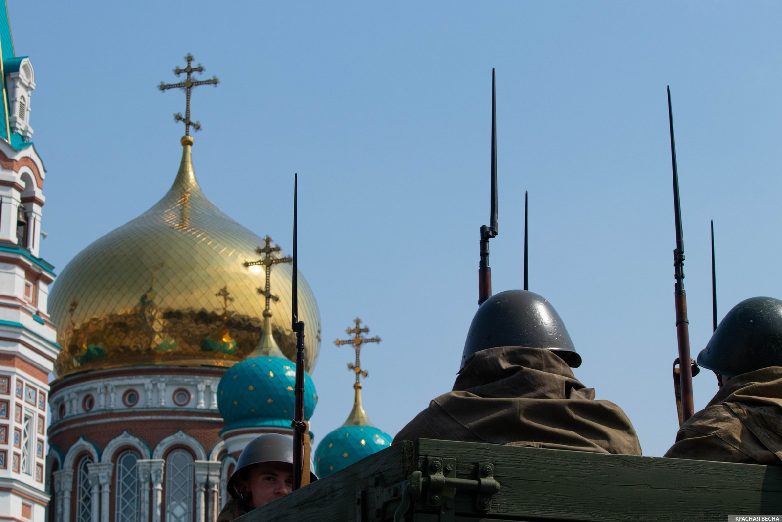 Солдаты в форме военных лет проезжают по Соборной площади. Омск. 09.05.2021