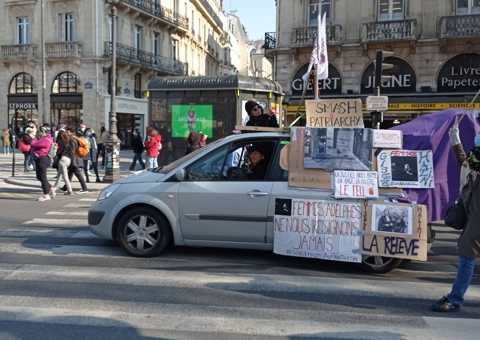 Автомобиль с призывом «Сокрушить патриархат» и другими лозунгами у пл. Сен-Мишель. Париж 8 марта 2021, фото корреспондента ИА Красная Весна