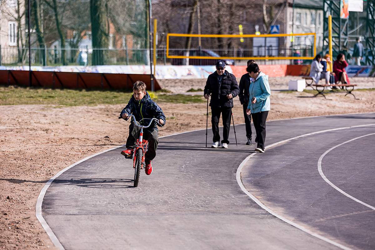 На городском стадионе Балтийска открылась первая в Калининградской области дорожка для северной ходьбы