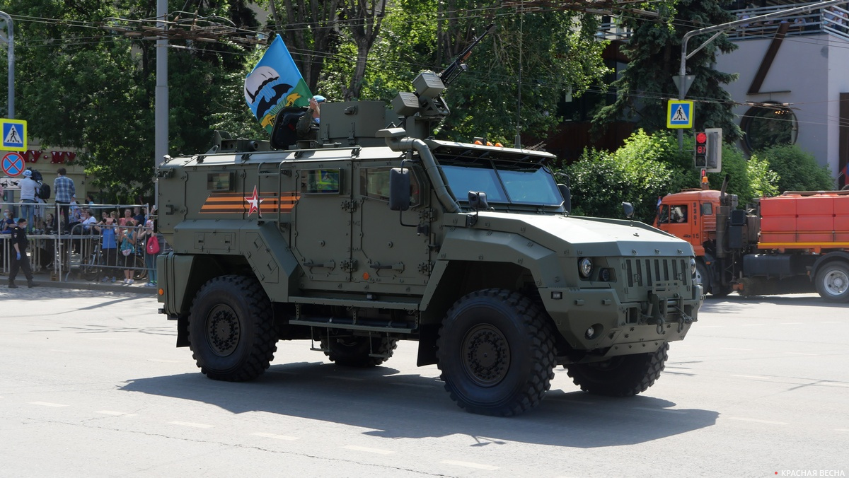 Проезд военной техники по Баррикадной улице