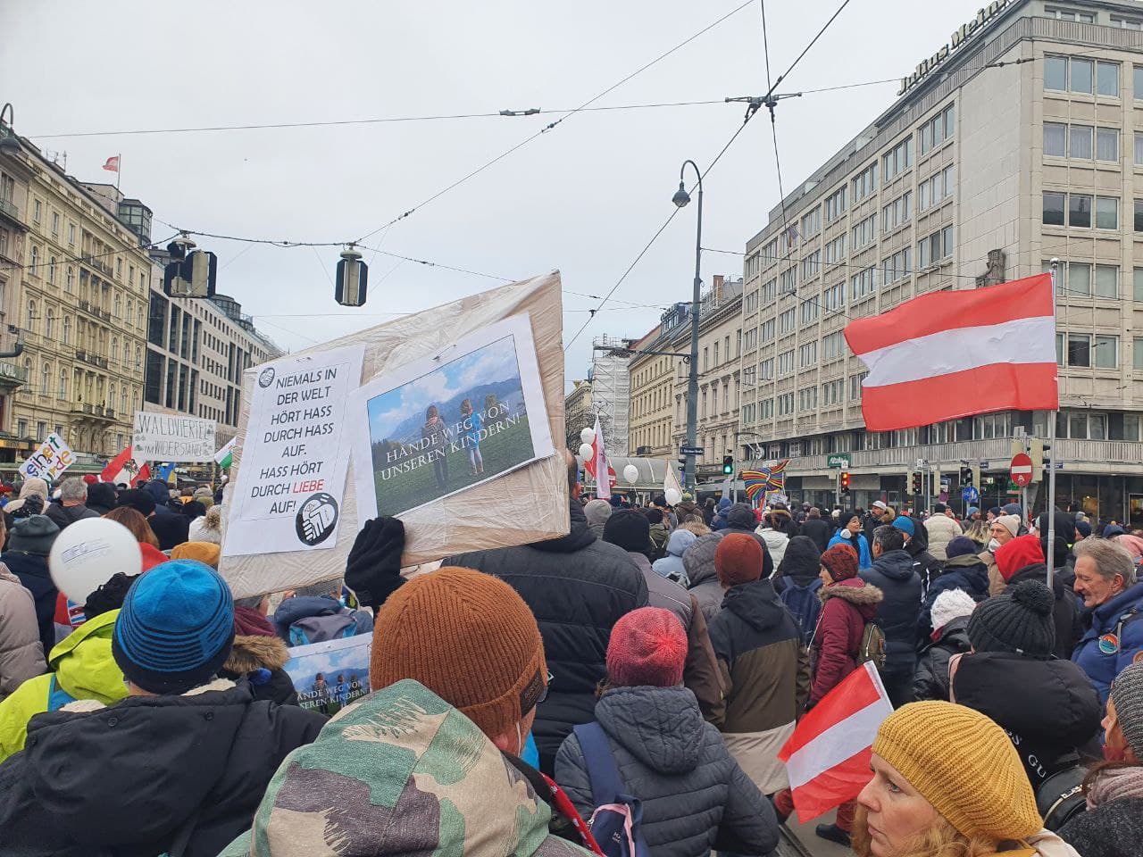 На плакате написано: 