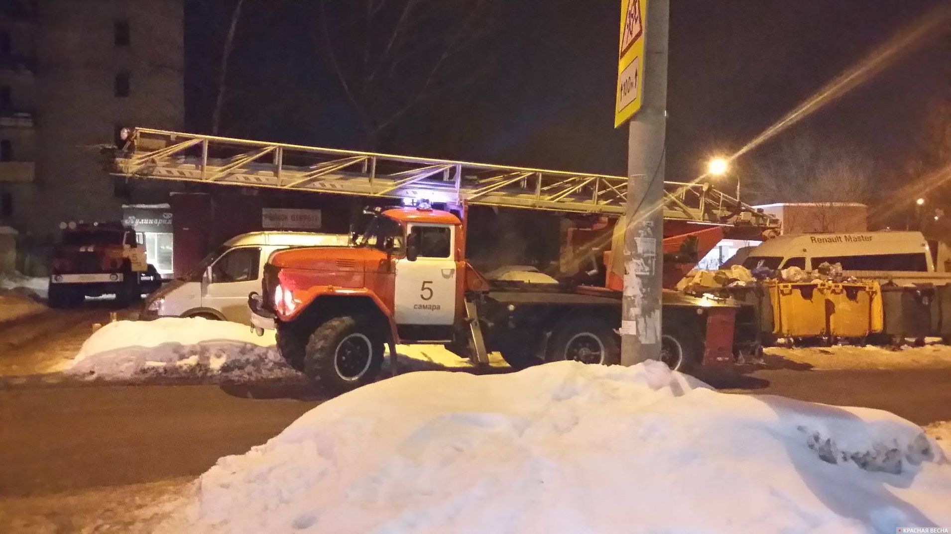 Пожарные спешат на место возгорания