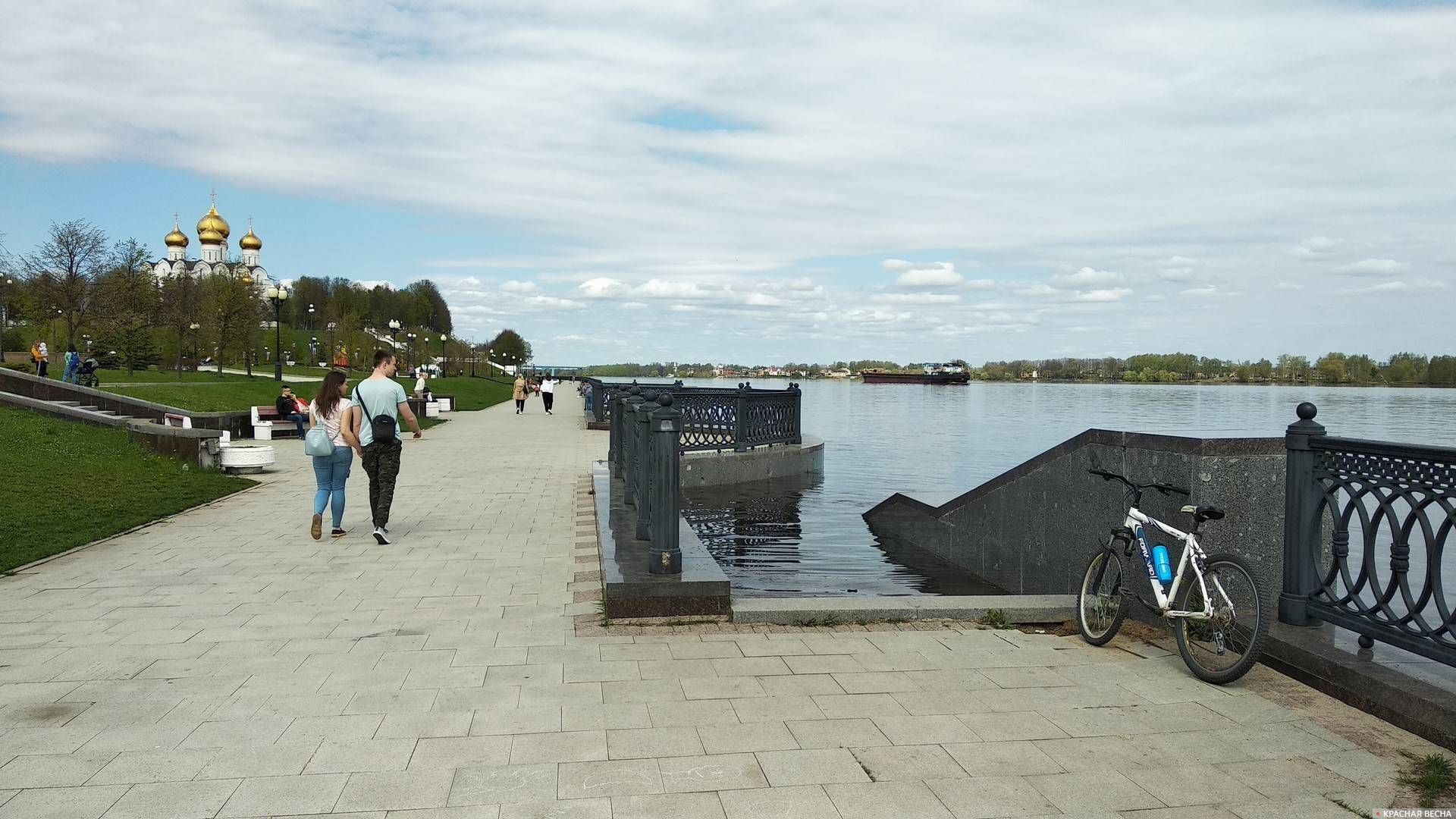 Волга наступает на нижний ярус Стрелки.