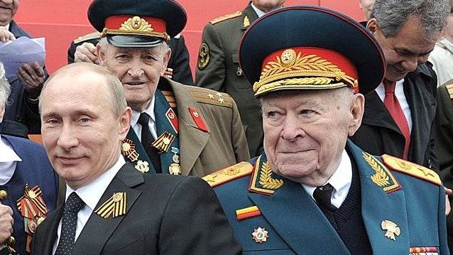 Генерал Филипп Бобков рядом с президентом РФ Владимиром Путиным на праздновании Дня Победы