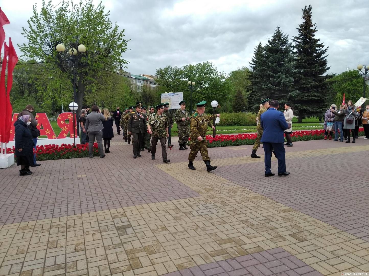 Групповое возложение цветов, Мемориальный комплекс на Плошади Победы, Калуга