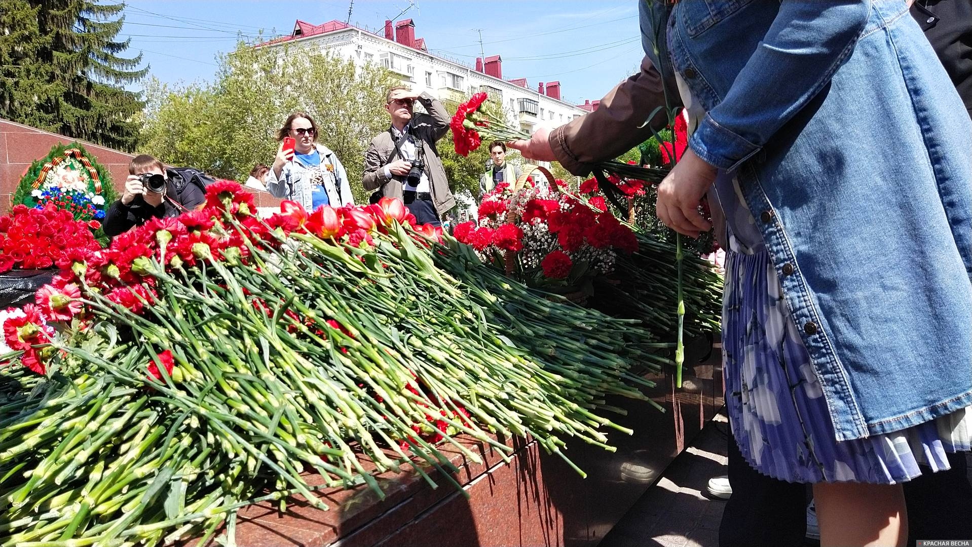 Цветы у Вечного огня. Город Курган. 9 мая 2024 года