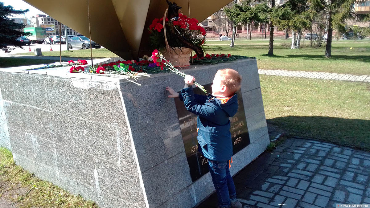 Жители города-героя Ленинграда возлагают цветы к местам памяти. Памятный знак на проспекте Науки. Здесь в 1941–1945 годах находился аэродром «Гражданка», с которого летчики Краснознаменной Балтики защищали Ленинградское небо