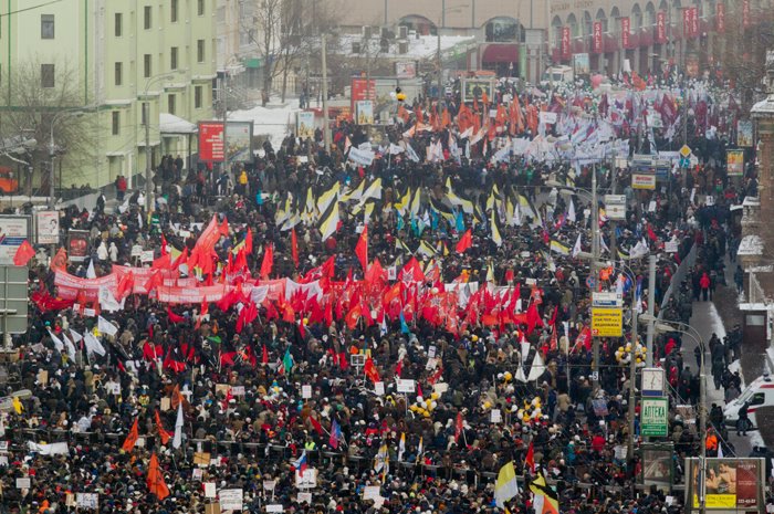 Флаги «Левого фронта» и Российской империи на митинге на Якиманке 4 февраля 2012 года