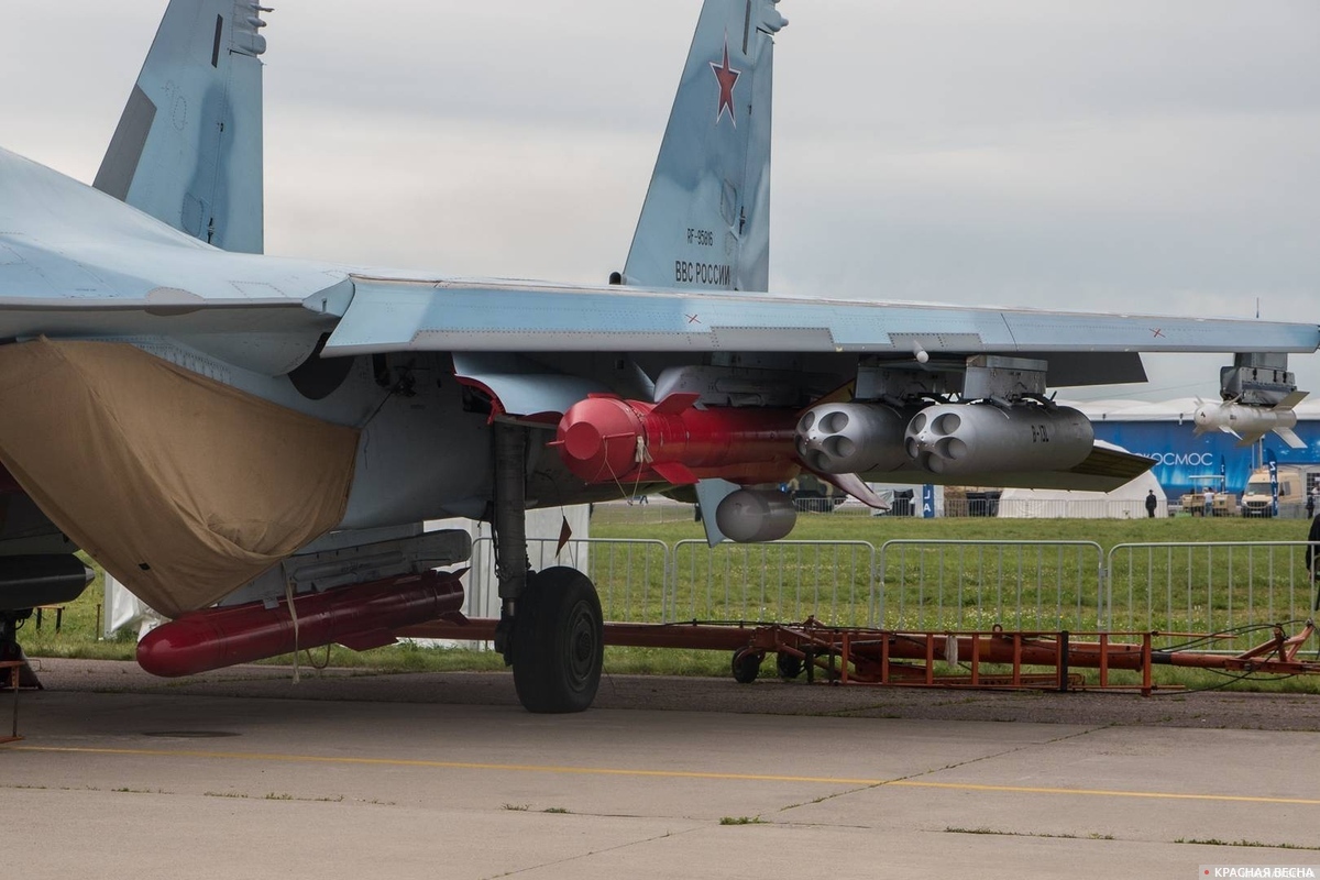 Сверхманевренный истребитель Су-35