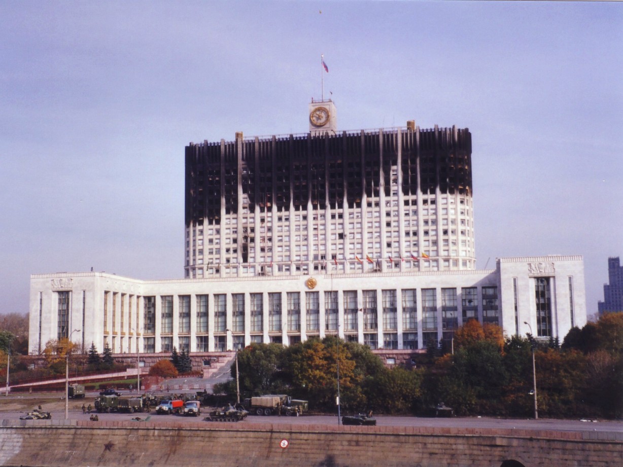 Обгоревший фасад Белого дома. 1993