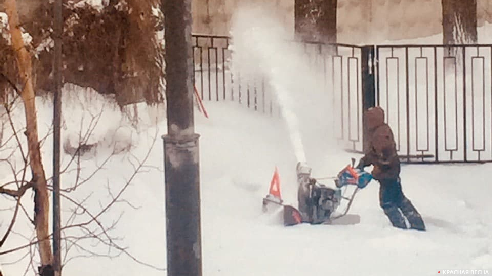 Москва, м. Сокол, уборка снега, сугробы до 1 метра.