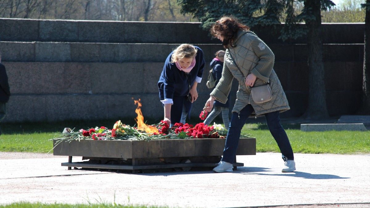 Санкт-Петербург. Марсово поле. Возложение цветов к Вечному огню