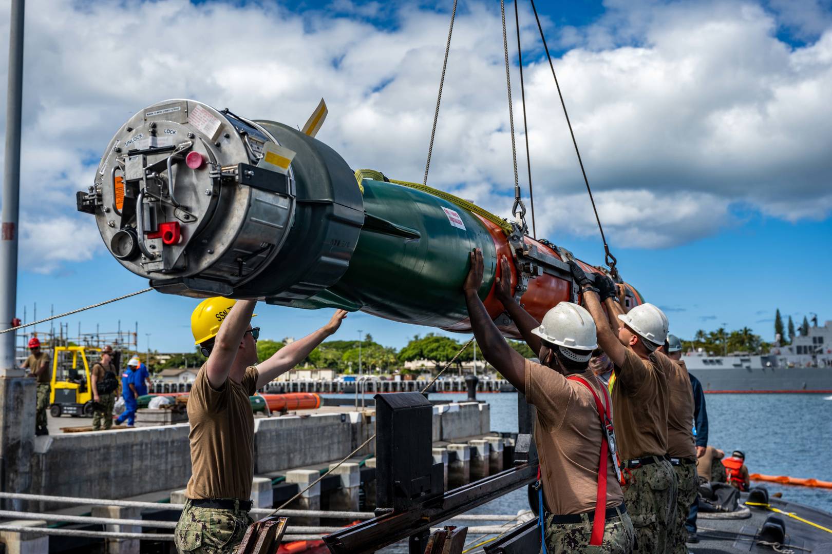 Торпеду Mark 48 грузят на подводную лодку типа Columbia (SSN 771)