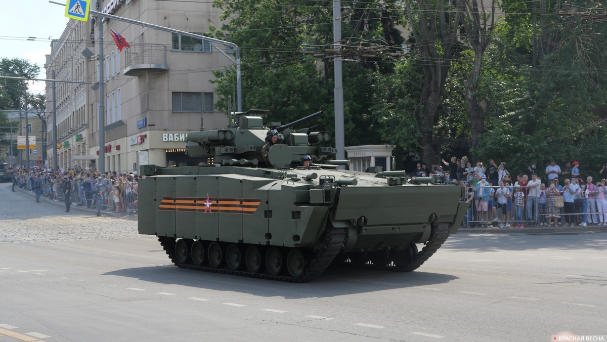 Проезд военной техники по Баррикадной улице