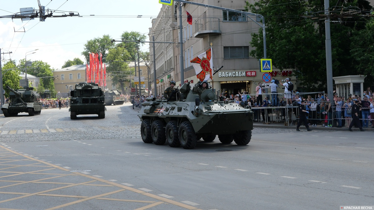 Проезд военной техники по Баррикадной улице