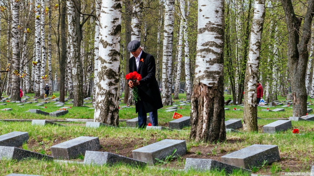 Возложение цветов на Пискаревском кладбище. Ленинград