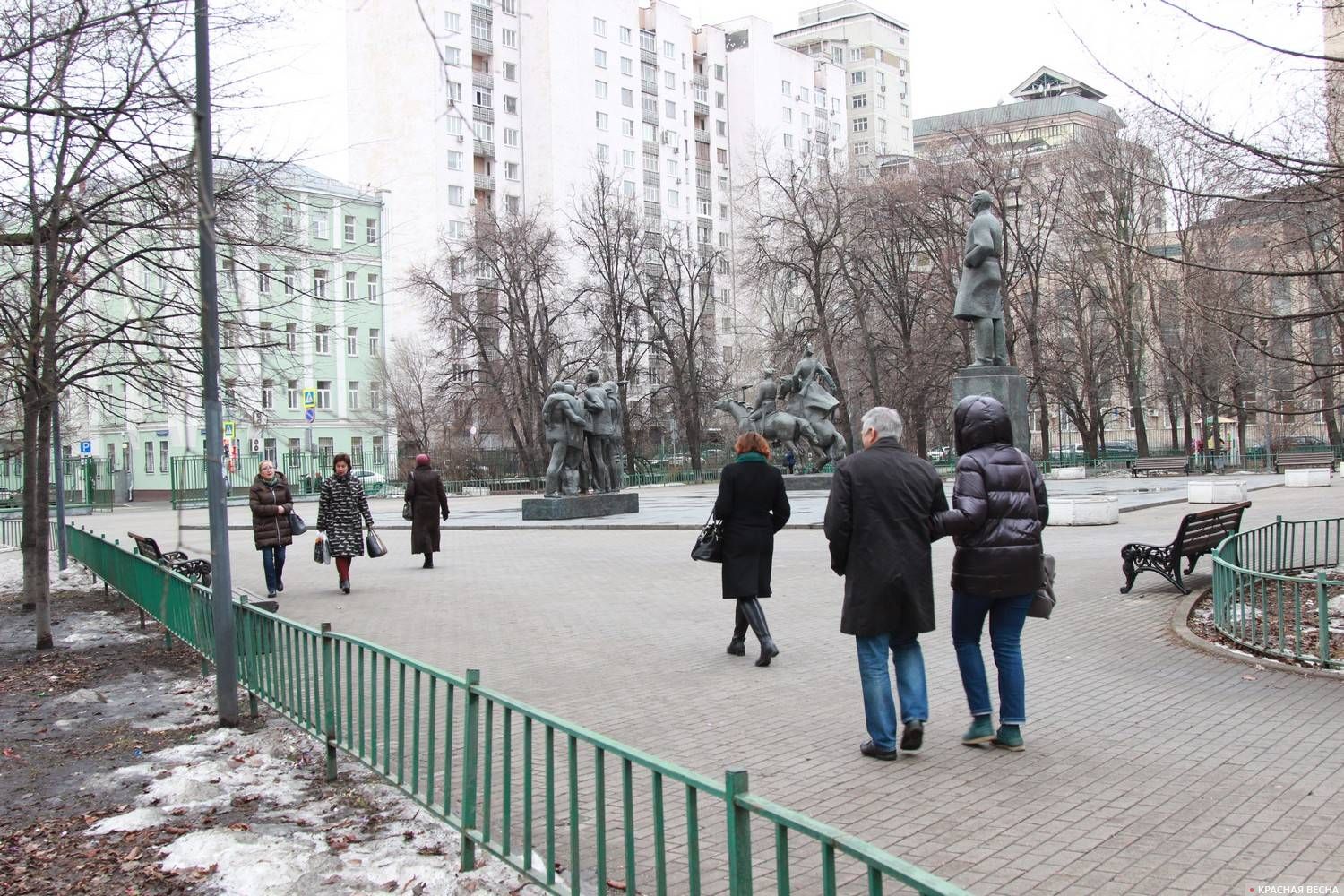 Миусский сквер. Памятник А.А. Фадееву