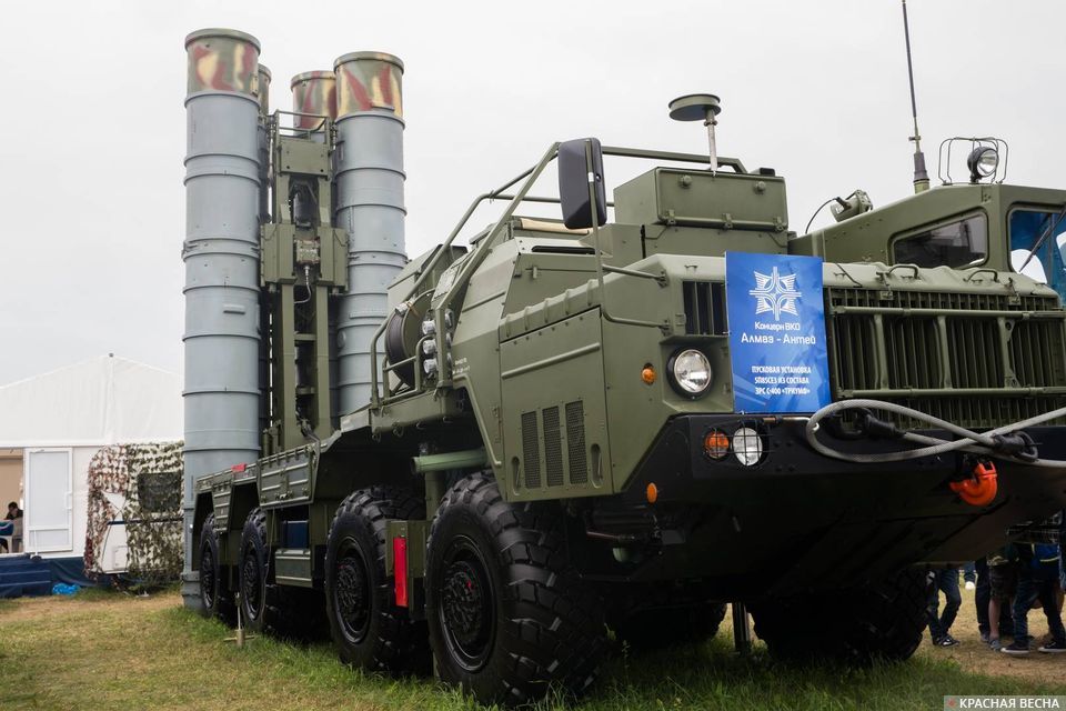 Пусковая установка ЗРС С-400 Триумф. МАКС Раменское