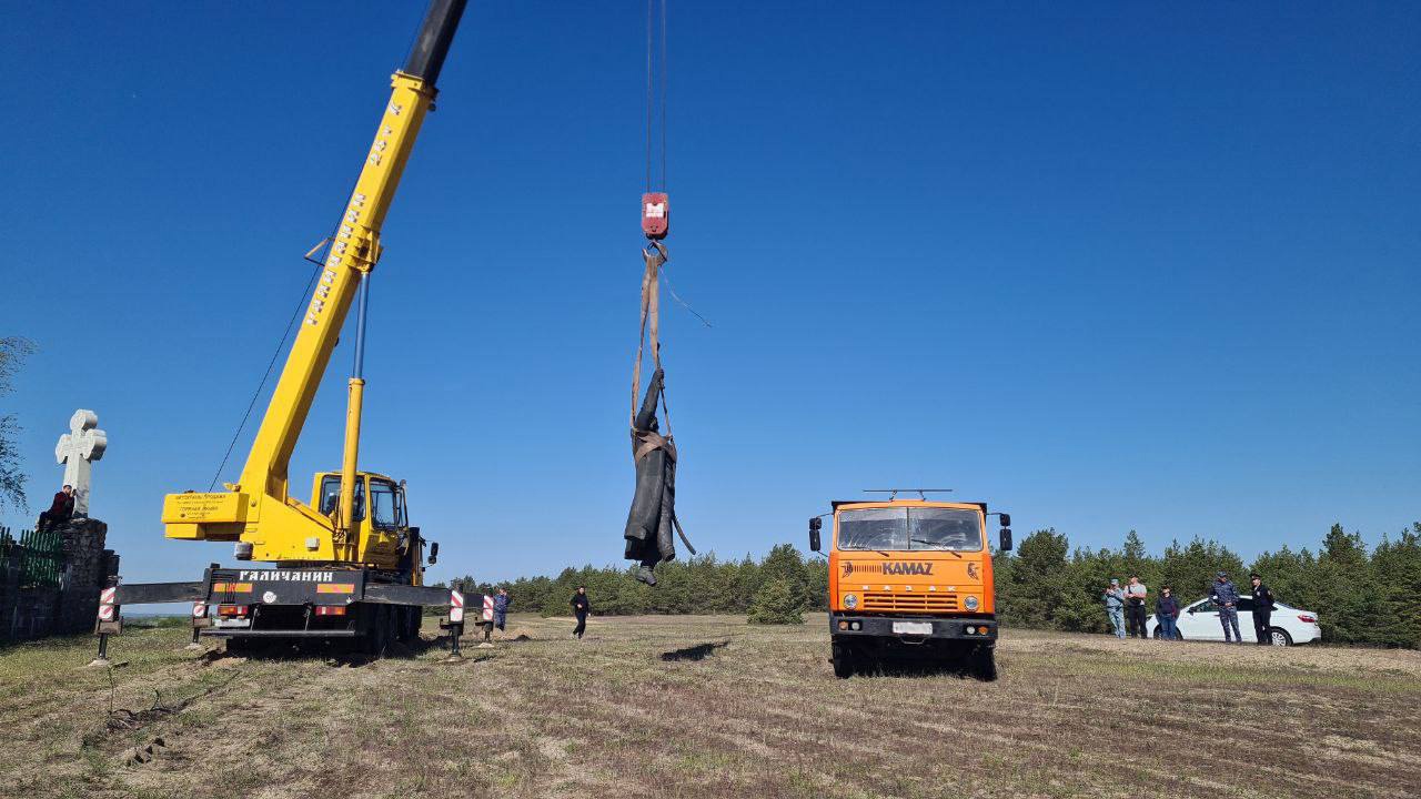 Демонтаж памятника Краснову в станице Еланской